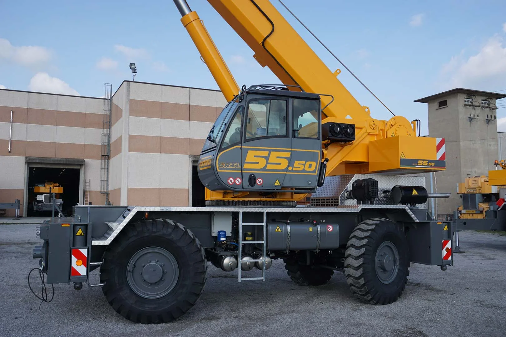 Piattaforma a pantografo blu e nera