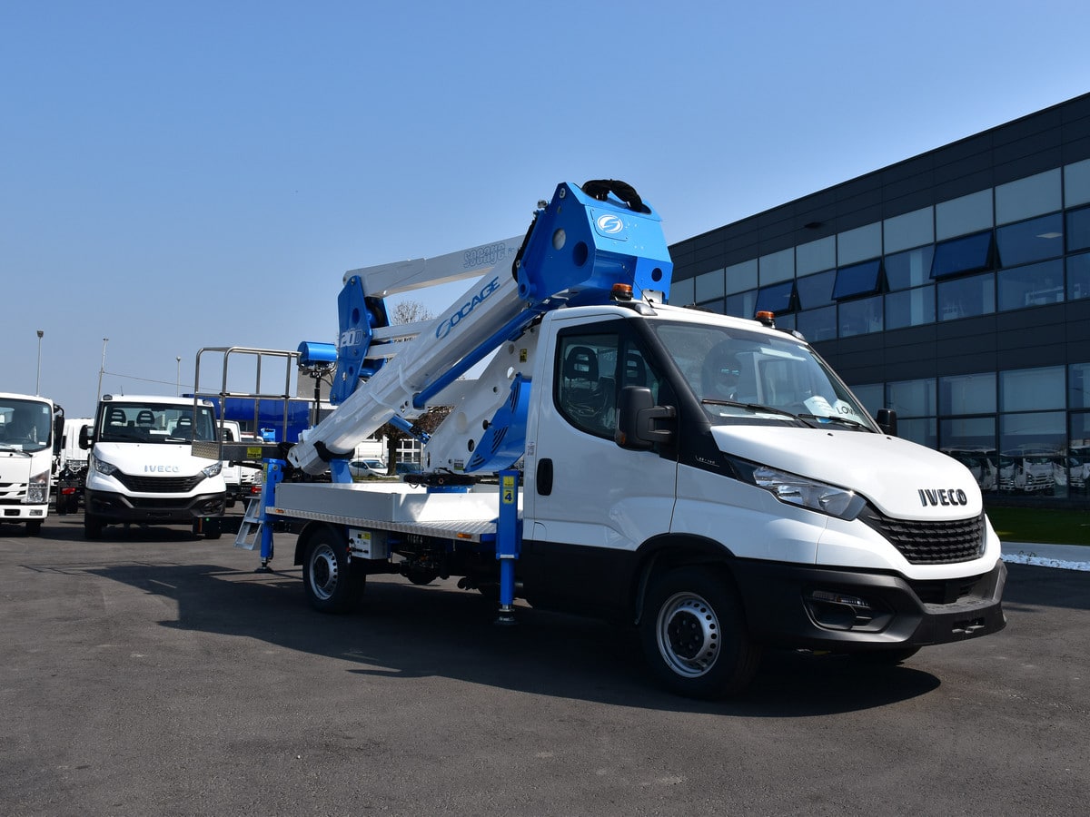 Vista dal basso di due operai su una piattaforma elevatrice con equipaggiamento di sicurezza in una giornata di sole